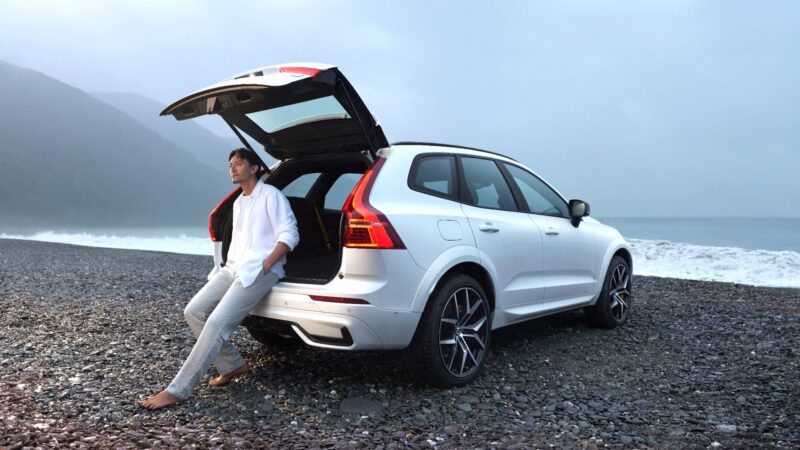 瑞典豪華汽車品牌 Volvo XC60 家庭休旅車款，邀請「金馬影帝」張震拍攝最新形象廣告，呼應品牌兼顧安全與性能的沈穩形象，這次導演將主軸聚焦在「把時間、空間留給最重要的人」，進而延伸出「守護」的全新精神。(圖片提供：國際富豪)